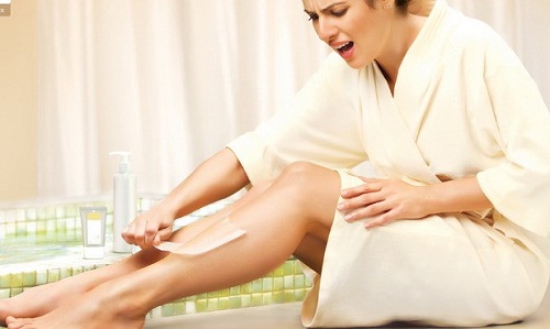 Tẩy lông chân bằng waxing liệu có an toàn cho da?